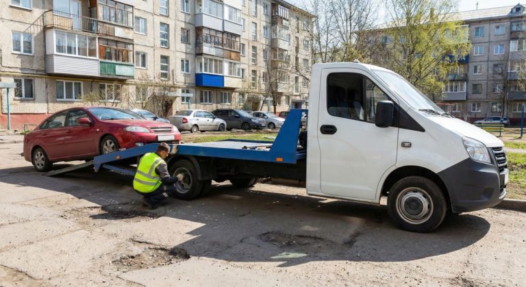 Бережная погрузка машины с низким клиренсом